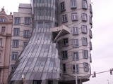 Architekci: Vlado Milunića i Frank Gehry

Rok powstania budynku: 1997

Położenie: Czechy; prawy brzeg Wełtawy w dzielnicy Nové Město


Zanim budynek został postawiony w czechach jeden z architektów Frank Gehry był zainteresowany budową nowoczesnego Tańczącego domu w Warszawie, projekt nie został tudzież zaakceptowany, gdyż władze stolicy nie były zainteresowane nowoczesnymi rozwiązaniami architektonicznymi. O nazwie kształtu domu możemy powiedzieć tyle, iż wywodzi się z ogólnego wyglądu budynku w którym dopatrzeć się można sylwetki tańczącej pary. 
